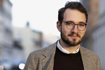 Der junge Ost-Versteher - Schriftsteller Lukas Rietzschel verwebt in seinem neuen Roman die Biografie des Malers Georg Baselitz mit der fiktiven Geschichte über den 1991 geborenen Jan. 