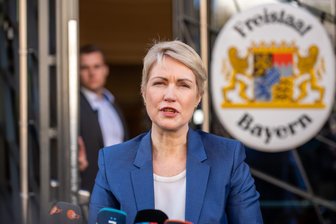 Der Kampf gegen die AfD ist ein Marathon - Manuela Schwesig (SPD), Ministerpräsidentin von Mecklenburg Vorpommern, kommt am Montag zur Fortsetzung der Koalitionsverhandlungen von Union und SPD. Diesmal war die Bayerische Landesvertretung Gastgeber.