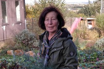 Der Kampf um ein Gartengrundstück: Beschluss lässt Mühlauerin enttäuscht zurück – doch noch gibt sie nicht auf - Ingrid Berthold steht im Sommer auf dem Gartengrundstück, das sie seit knapp 50 Jahren von der Gemeinde Mühlau gepachtet hat. Jetzt wurde der Pachtvertrag gekündigt. Das Grundstück soll an eine junge Familie verkauft werden. Das will die 68-Jährige verhindern.
