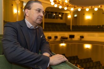 Der Kampf ums Geld: Theater im Erzgebirge startet Petition - Intendant Moritz Gogg mit nachdenklicher Miene. Er hofft, dass der Freistaat bei seiner Zusage bleibt. Eine Petition soll nun dem Theater eine stärkere Stimme verleihen.