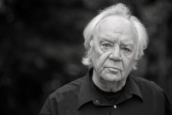 Der Kampf, worum auch immer, ist zu Ende: Autor Jürgen Becker ist tot - Jürgen Becker in seinem Garten. Foto: Marius Becker/dpa