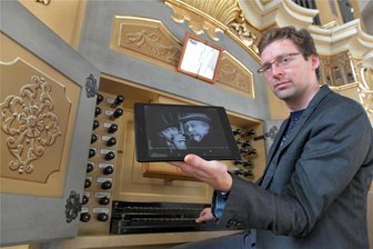 Der Kantor und „Der letzte Mann“: In der Petrikirche Freiberg gibt es am 15. November eine besondere Filmaufführung. - Kantor Clemens Lucke improvisiert zum Stummfilm „Der letzte Mann" an der Silbermannorgel der Petrikirche.