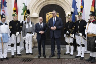 Der Kanzler-Plan: Erzgebirgisches Bergbau-Projekt soll Vorbild für Lithium-Abbau in Südosteuropa werden - Bundeskanzler Olaf Scholz (SPD, l) und Serbiens Präsident Aleksandar Vučić am Dienstag vor dem Oberbergamt Freiberg. Die EU und das südosteuropäische Land wollen beim Lithiumabbau zusammenarbeiten.