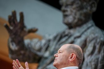 Der Kanzlerkandidat der SPD: Die fünf Probleme des Olaf Scholz - Bundeskanzler Olaf Scholz (SPD) spricht am Montag auf einer Pressekonferenz im Willy-Brandt-Haus in Berlin. Der SPD-Vorstand hatte ihn zuvor zum Kanzlerkandidaten der SPD bei den vorgezogenen Neuwahlen zum Deutschen Bundestag im Februar 2025 nominiert.