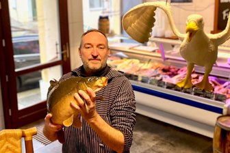 Der Karpfen aus Freiberg: Ein Silvesterbrauch auf dem Prüfstand - Torsten Schaarschmidt verkauft gerade in Freiberg viele Karpfen – doch weniger als vor 20 Jahren.