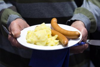 Der Kartoffelsalat-Index oder was das Weihnachtsessen dieses Jahr kostet - Kommt in vielen Familien an Heiligabend auf den Tisch: Würstchen mit Kartoffelsalat.
