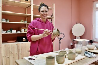 „Der Kaßberg hat viele coole Läden“: Und jetzt kommen in dem Chemnitzer Viertel noch zwei dazu - Monique Lohß in ihrem Töpfer-Atelier „hej mone“ auf der Agricolastraße 2.