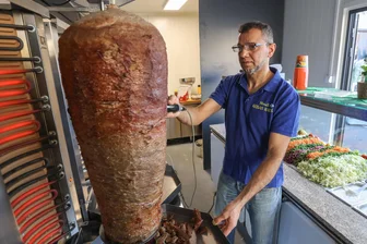 Der Kaßberger Dönermann zieht um - Tourkisch Balpetek in seinem neuen Dönerladen neben der Edeka-Filiale an der Weststraße.