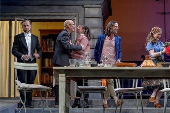Der Kellerschlüssel ist nicht das Problem - Sieht nicht so aus, aber hier wird es gleich mächtig plauzen: Claude (Johann-Christof Laubisch), Pierre (Andreas Kuznick), Anna (Anna Bittner), Vincent (Martin Ennulat) und Elisabeth (Franka Anne Kahl, von links) in einer Szene aus "Der Vorname" am Freiberger Theater.