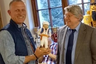 Der kleine Muck fürs Nussknackermuseum - Gerhard Gruner (r.) überreichte Uwe Löschner einen selbst gefertigten Nussknacker - den kleinen Muck.