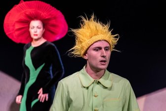 "Der kleine Prinz" - Liebevolle Adaption eines Klassikers - Der kleine Prinz (Richard Koppermann) hat es schwer mit seiner Rose (Katka Kurze). Er liebt sie, ist aber irgendwie mit ihr überfordert.