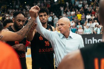 Der Kleinste holt die zweitmeisten Rebounds: Die Niners Chemnitz nach dem Spiel in Oldenburg in der Einzelkritik - Gedämpfte Freude nach dem Einzug in die Playoffs: Die Niners Chemnitz um Cheftrainer Rodrigo Pastore beendeten die Hauptrunde mit einer 94:104-Niederlage in Oldenburg.