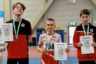 Der Kleinste wird zum Größten - Der Kleinste war nach dem 3000-Meter-Lauf der M-15-Jungen der Größte: Max Luis Lindner (Mitte) vom LV 90 gewann in 10:04,74 Minuten Gold vor Juri Flohrs (l.) und Janno Riedel (beide Dresdner SC).