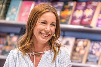 Der Klimawandel und wir: TV-Wetterexpertin Michaela Koschak zu Gast in Chemnitz-Rabenstein - MDR-Meteorologin Michaela Koschak ist mit ihrem Buch „Hitze, Flut und Tigermücke“ am Dienstag in Chemnitz zu Gast.