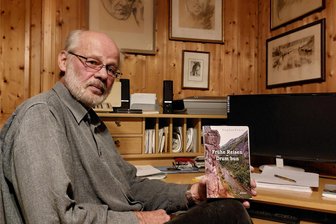 Der Klingenthaler Stephan Ernst legt erstmals ein Buch über seine frühen Abenteuerreisen auf dem Balkan vor - Der Klingenthaler Schriftsteller und Ornithologe Stephan Ernst mit seinem neuen Buch „Frühe Reisen - Drum bun“. Es sind fünf Geschichten über abenteuerliche Touren nach Ungarn, Bulgarien und Rumänien in den Jahren zwischen 1969 und 1979.