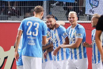 Der Knoten ist geplatzt: Chemnitzer FC holt ersten Saisonsieg - Nils Erlbeck (Mitte) wird für seinen entscheidenden Treffer zum 1:0 gefeiert.