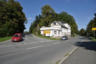 Der Knoten von Markneukirchen: Bau nicht vor dem Jahr 2028 - Die Kreuzung B 283/Ortsumgehung (links) und Adorfer Straße Richtung Innenstadt Markneukirchen (rechts) am ehemaligen Gasthof Steinknock (Mitte) soll durch einen Kreisverkehr ersetzt werden.