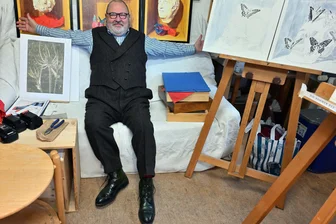 Der kochende Künstler: Der Maler Lichtblau aus Niederwiesa meldet sich im Kulturhauptstadtjahr zurück - Der Künstler in seinem Reich: Lichtblau im Atelier in Niederwiesa inmitten älterer und ganz neuer Bilder.