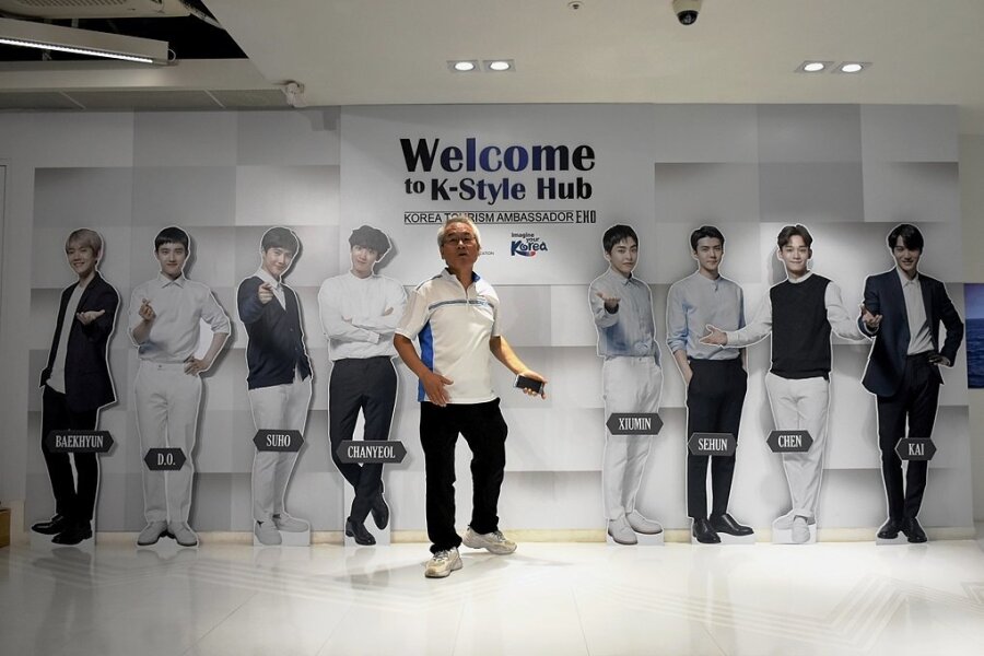 Der König ist tot, es lebe der K-Pop - Die K-Pop-Band EXO wirbt für Südkorea. Der Herr in der Mitte ist Reiseleiter Charlie.