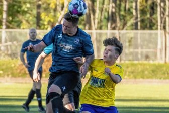 Der König ist tot, lang lebe der König - Maik Grimm (l.) und der VfB Grünhain-Beierfeld sind nach dem 1:0-Sieg in Zwönitz (mit Leon Wieruch) neuer Tabellenzweiter. 