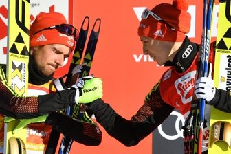 Der König von Seefeld sitzt wieder fest auf seinem Thron - Björn Kircheisen - Der Zweitplatzierte Johannes Rydzek (links) gratuliert Eric Frenzel. Der Erzgebirger übernahm wieder die Weltcupführung. Während Freitag und Samstag die Hälfte der üblichen Weltcupzähler berechnet wurden, gab es für den Gesamtsieger des Seefeld-Triple die doppelte Punktzahl.