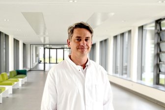 „Der Körper arbeitet gegen sich selbst“ – Zwickauer Arzt erklärt, warum Abnehmen so schwer ist - Hilft beim Kampf gegen Fettleibigkeit: Maximilian Freiherr von Feilitzsch, Leiter des Adipositas-Zentrums am Heinrich-Braun-Klinikum in Zwickau.