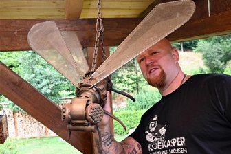 Der „Kolbenkasper“ aus Breitenau erkennt im Schrott schon das Kunststück - Diese Libelle fliegt aus Schrottteilen: Mike Falke aus Breitenau ist Hobby-Metallbauer der speziellen Art. Ausrangierten Metallteilen gibt er mit Kreativität und Geschick ein neues Leben.