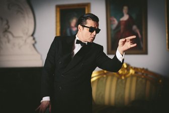 Der Kommissar ist zurück: „Falco meets Amadeus“ in Chemnitz - Vorverkauf startet - Alexander Kerbst als Falco in der Show „Falco meets Amadeus“.