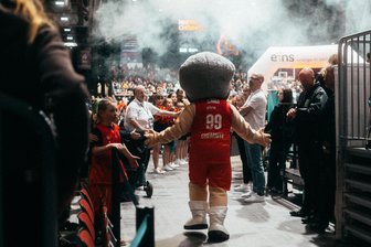 Der Kommunist, der keiner ist: Wer steckt eigentlich unter dem Niners-Maskottchen Karli? - Karli in Aktion beim Heimspiel gegen den Bayern München. Das Maskottchen gibt es seit 2016.