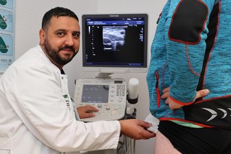 Der Krampf mit Krampfadern – Kliniken Erlabrunn bieten ab sofort spezielle Sprechstunde an - Dr.-medic Ovidiu Andrei beim Ultraschall am Oberschenkel eines Patienten.