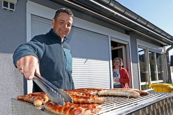 „Der Krebs ist zurück“: Zwickauer Wirt erlebt beim Abschiedsgrillen im „Zum Adam“ emotionale Momente - Noch einmal am Grill auf der Terrasse am Vereinsheim des SV Planitz: Karsten Bonitz, 13 Jahre Gastgeber in „Zum Adam“, gibt das Lokal zum Monatsende aus gesundheitlichen Gründen auf.