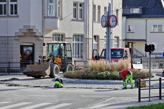 Der Kreisverkehr in Lichtenstein wird repariert - Eine Baufirma arbeitet derzeit an den Borden zwischen innerem Pflasterring und äußerem Asphaltbelag am Kreisel in Lichtenstein.