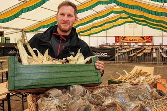 Der Krise zum Trotz: Schwarzenberger Wiesn-Wirt lässt o'zapfen - Noch viel zu tun: Patrick Weigel mit Tischdeko im Bierzelt auf dem Festplatz in Schwarzenberg. Die Wiesn geht von Freitag bis Sonntag.