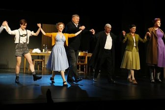 Der Krug zerbricht erst im vierten Anlauf - Das Schauspiel "Der zerbrochne Krug" konnte in Zwickau erst im vierten Anlauf Premiere feiern. Der scheidende Generalintendant Roland May konnte dabei seine letzte große Inszenierung, für die er auch das Bühnenbild und Kostüme entworfen hat, einmal auf der Gewandhaus-Bühne spielen lassen.