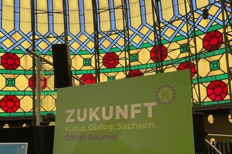 Der Kuchen und das Messer: Sachsens Kulturministerin startet "Kulturdialoge" zur Neujustierung ihrer Politik - Mit K: Die Leipziger Agentur Tomino stellte zur Auftakt-Pressekonferenz unter der Kuppel der "Yenidze" in Dresden sowohl das Kampagnenlogo als auch das agile Debattenkonzept des "Kulturdialoges" vor.