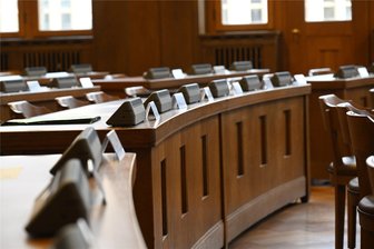 Der künftige Chemnitzer Stadtrat: Wie alt, wie weiblich, wie dörflich? - Stühlerücken im Chemnitzer Stadtverordnetensaal: Nach der Wahl ändern sich die Mehrheitsverhältnisse im Stadtrat. Manches Andere bleibt im Vergleich zur abgelaufenen Wahlperiode nahezu unverändert.