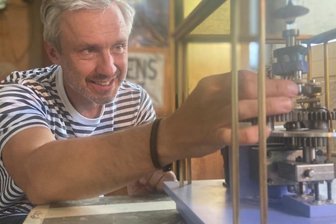 Der Künstler mit verrückten Ideen - Robert Frenzel in seinem Element: Er baut an "Sein Auftritt", eine Mechanik bewegt endlos einen Kreisel. 