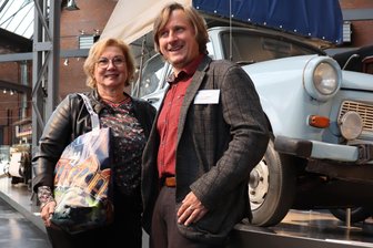 Der Kuha-Effekt: Industriemuseum Chemnitz vermeldet schon im Herbst Besucherrekord - Pia Schneider ist die 100.000 Besucherin des Industriemuseums, im Bild mit Jürgen Kabus.