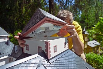 Der Kurfürst staunt über die Rekordzeit: Die neue Augustusburg entsteht binnen eines Tages - Jörg Uhlig setzt die Dachkappe auf einen der vier Türme.