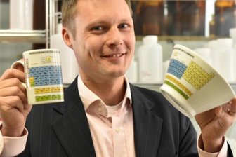 Der Labor-Pilz - Tee und Müsli aus dem Periodensystem - bei Laborausstatter Thomas Pilz kein Problem! Die bedruckten Tassen und Schalen waren ursprünglich als Geschenke für treue Kunden gedacht.