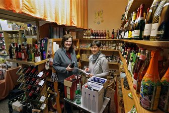 Der Laden der vergessenen Dinge im Mülsener Oberdorf - Andra Grund kauft für sich und ihren Sportverein regelmäßig in der Drogerie Röhner bei Katrin Junghänel ein.