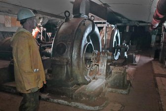 Der längste Entwässerungsstollen der Welt: Eine technische Pionierleistung aus Freiberg - Die Kaverne mit den Peltonturbinen rund 271 Meter unter Tage. Im Vordergrund Sirke Beuermann vom Oberbergamt Freiberg.