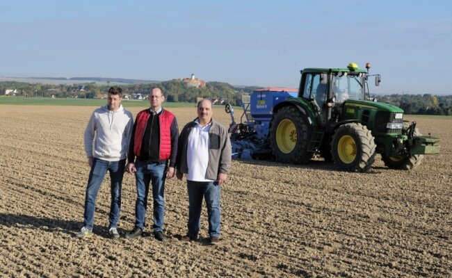 Der Landwirt, der Müller und der Bäcker - Drei Männer, die für regionale Wertschöpfung stehen. Landwirt Thomas Singer, Müller Peter Schmidt und Bäcker Kay Forbriger (von links). 