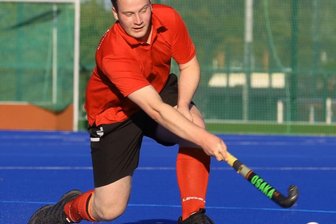 Der lange Kampf zurück aufs Feld - Patrick Mildner bleibt trotz einer schweren Krankheit am Ball und findet Wege, um mit den Folgen umzugehen. "Ich spiele jetzt Innenverteidiger. Da muss man nicht jedes Mal mit nach vorne laufen. Ich versuche, den Spielaufbau per Schlenzer und Schlag von hinten heraus zu machen", erklärt der 21-Jährige.
