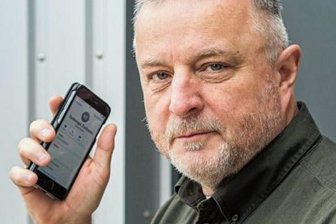 Der lange Weg zum MRT-Termin - Manfred Schmitt am Telefon. Kein seltenes Bild in den vergangenen Tagen. 