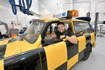 Der „Last Edition“-Trabi: Wie Azubis im Zwickauer VW-Bildungsinstitut ein Stück Automobilgeschichte retteten - Träumt von einem eigenen Trabi: Salem Hodaifa. Er hat im VW-Bildungsinstitut eine Ausbildung zum Kfz-Mechatroniker absolviert.