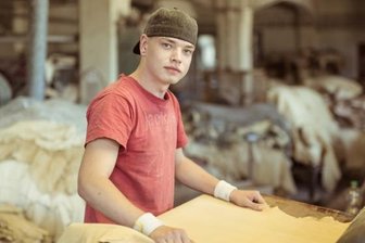 Der Ledermacher - Der letzte Schliff für das Leder: Tommy Rothenbücher lernt Gerber bei der Sämischleder Müller GmbH in Nossen.