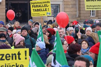 „Der Lehrer ist immer schuld“ – Stimmen zum Streik aus dem Erzgebirge - Auf dem Theaterplatz in Chemnitz versammelten sich am Dienstag rund 700 Beschäftigte des öffentlichen Dienstes.