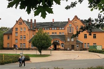 Der Lengenfelder Bahnhof kommt am Freitag unter den Hammer - Außen hui! Die Fassade des unter Denkmalschutz stehenden Bahnhofsgebäudes in Lengenfeld sieht durchaus stattlich und schön aus.