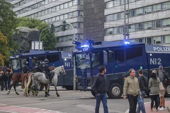 Der letzte Akt? Termin für nächsten Prozess zu den Ausschreitungen in Chemnitz 2018 steht - Angespannte Lage: Wasserwerfer der Polizei sichern das Chemnitzer Stadtzentrum am 1. September 2018.